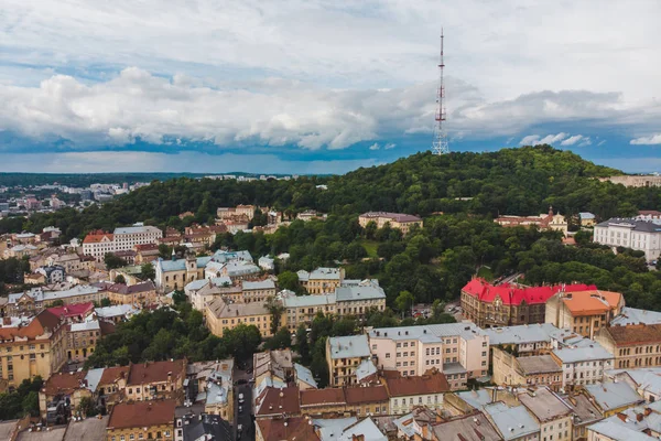 Vista aérea castelo alto na cidade de lviv. espaço de cópia — Fotografia de Stock