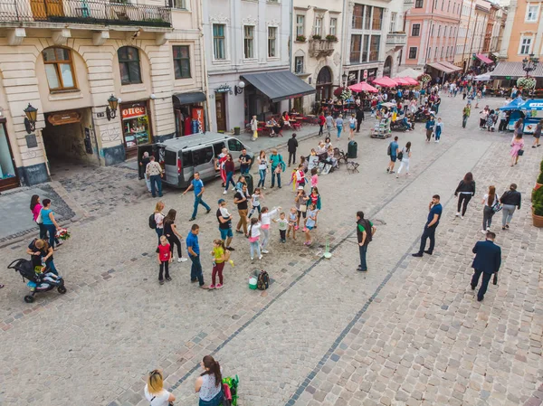 Λβιβ, Ουκρανία-1 Ιουλίου 2018: Κορυφαία θέα άτομα που περπατούν στο κέντρο της τουριστικής πόλης — Φωτογραφία Αρχείου