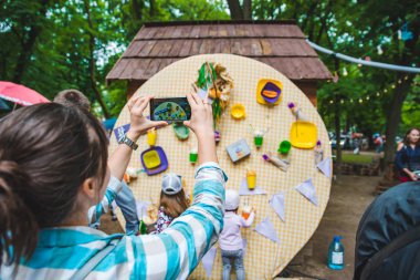 Lviv, Ukrayna - Temmuz 17,2018: park ile yürüyüş çocukları olan aileler. profesyonel çocuklar gün