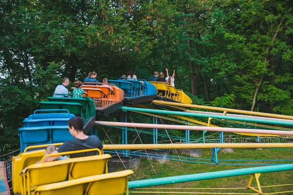 Lviv, Ukraine - 1. September 2018: Menschen, die Attraktion im Stadtpark reiten. Spaß haben — Stockfoto