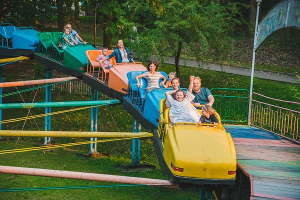 LVIV, UCRANIA - 1 de septiembre de 2018: personas montando atracción en el parque de la ciudad. divertirse — Foto de Stock