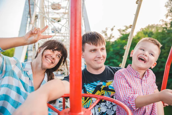 Apa és anya kisgyerek fia lovaglás Ferris Wheel — Stock Fotó