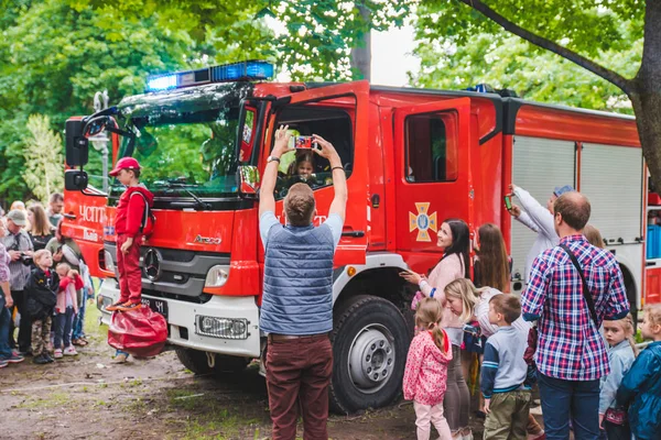 Lviv, Oekraïne - juli 17,2018: gezinnen met kinderen door het park lopen. professionele kids dag — Stockfoto