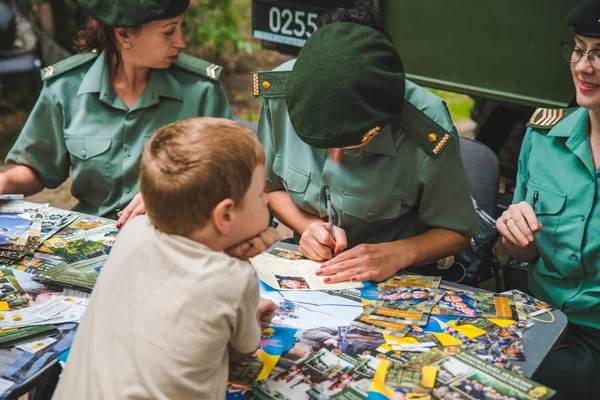 LVIV, UCRAINA - 17 luglio 2018: famiglie con bambini che passeggiano al parco. giornata professionale per bambini — Foto Stock