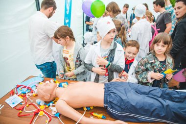 Lviv, Ukrayna - Temmuz 17,2018: park ile yürüyüş çocukları olan aileler. profesyonel çocuklar gün
