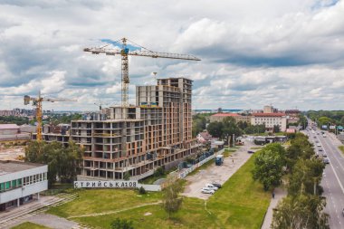 Lviv, Ukrayna - 25 Haziran 2018: şantiyeli caddenin en üst görünümü. Apartments