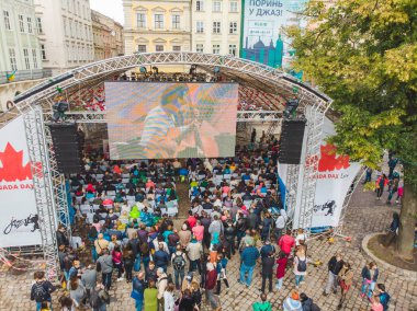 Lviv, Ukrayna - 1 Temmuz 2018: konser bölgesinde kalabalığın havai görünümü.