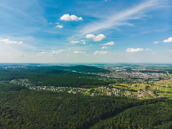 緑の森の中心にある街の航空写真 — ストック写真