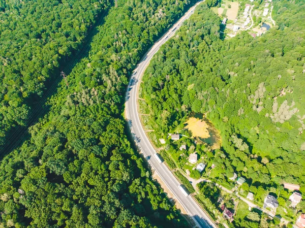 Vista aérea de la carretera cerca del pueblo — Foto de Stock