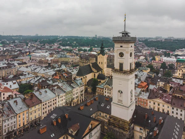 Flygvy över centrum av gamla europeiska staden med vacker arkitektur — Stockfoto