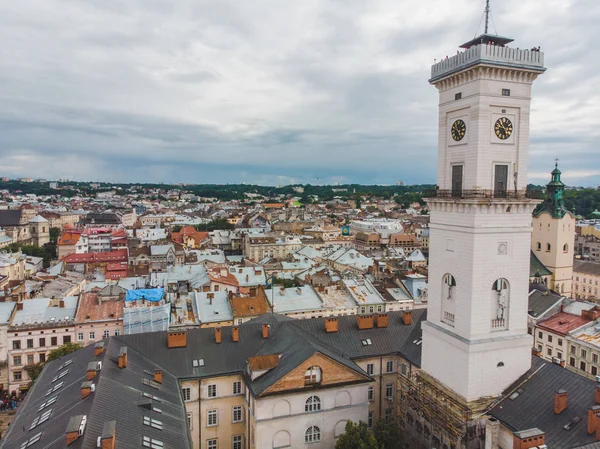 Вид з повітря на старе європейське місто з червоними дахами. вежа ратуші — стокове фото