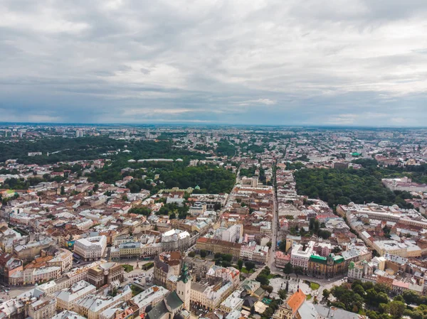 Вид з повітря старе європейське місто з червоними дахами — стокове фото