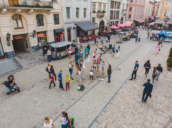 Λβιβ, Ουκρανία-1 Ιουλίου 2018: Κορυφαία θέα άτομα που περπατούν στο κέντρο της τουριστικής πόλης — Φωτογραφία Αρχείου