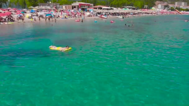 Hombre Nadando Gente Inflable Amarilla Del Colchón Playa Fondo Vacaciones — Vídeo de stock