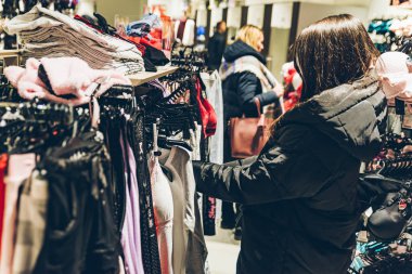 Lviv, Ukrayna - 27 Ekim 2018: moda giyim mağazası içinde
