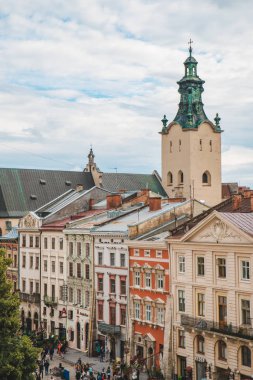 eski bina çatıları üzerinde kilise kulesi. bulutlu hava