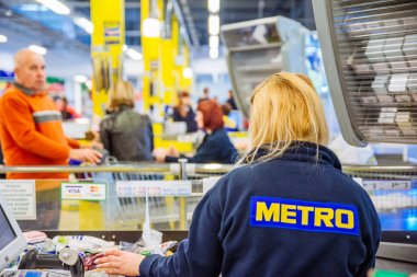 Lviv, Ukrayna - 6 Ekim 2018: kasiyer süpermarkette. bakkal alışveriş