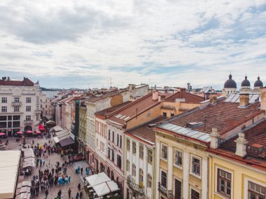 Lviv, Ukrayna - 1 Temmuz 2018: turistik şehir merkezinde yürüyen en iyi manzara