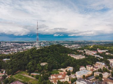 lviv şehirde havadan görünümü yüksek kale. kopyalama alanı