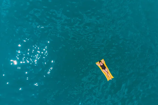 Jeune femme nageant dans l'eau bleue azur — Photo