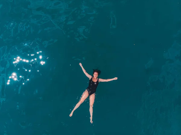 Jeune femme nageant dans l'eau bleue azur — Photo