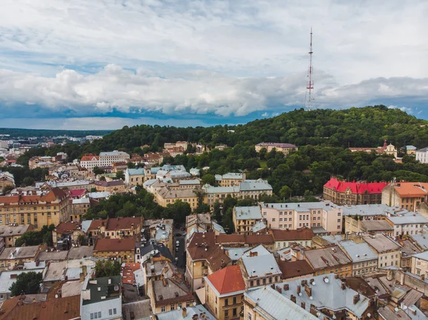 Vista aérea castelo alto na cidade de lviv. espaço de cópia — Fotografia de Stock