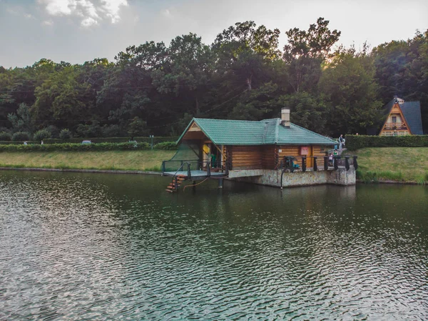 Вид на красивый дом на озере. курорт парк рядом с лесом — стоковое фото