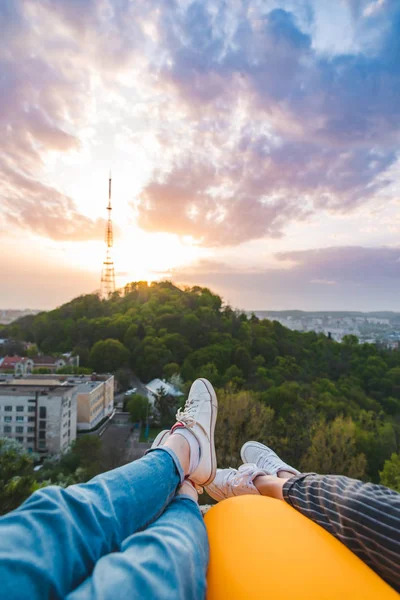 Couple laying and enjoying view of sunset over the city — Stock Photo, Image