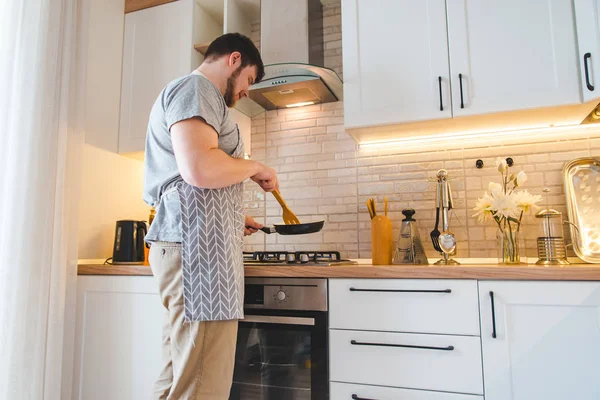 Manusia menggoreng di panci di dapur. konsep memasak — Stok Foto