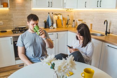 çift sabah çay okuma haber içme mutfakta oturan