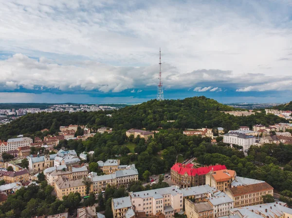 Aerial Visa högt slott i Lviv City. Kopiera utrymme — Stockfoto