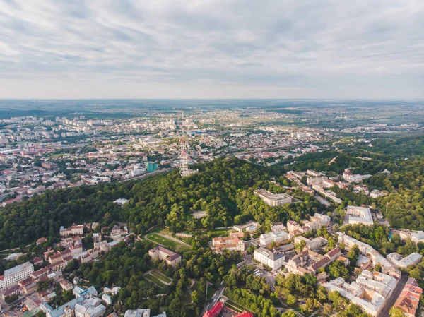 Вид з повітря старе європейське місто з червоними дахами — стокове фото