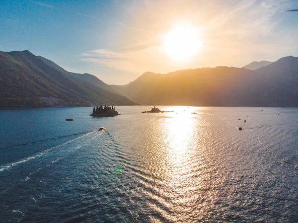 Vista aérea de la puesta del sol sobre la bahía del mar — Foto de Stock