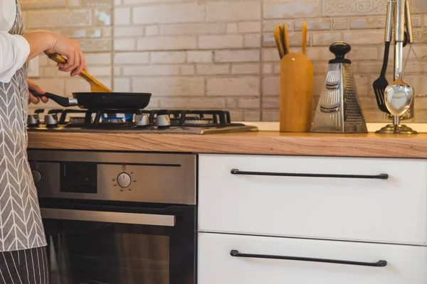 Женщина жарить на панораме кухни — стоковое фото