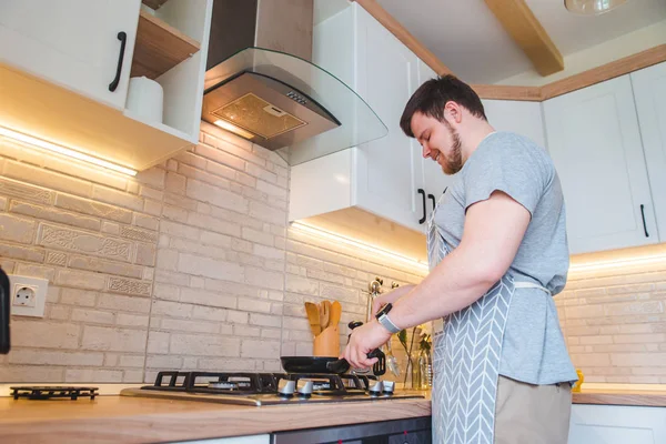 Homem fritando na panela na cozinha. conceito de cozinha — Fotografia de Stock