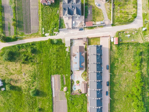 Vista aerea di lasciare casa aria con pannelli solari sul tetto — Foto Stock