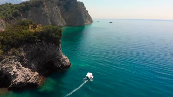 bateau dans l'eau azur bord de mer rocheux. concept d'heure d'été. vol 