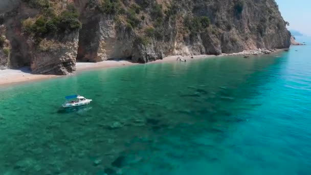 アズールウォーター岩の海辺のボート 夏の時間の概念 — ストック動画