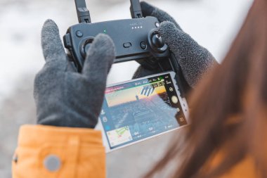 Lviv, Ukrayna - 22 Mart 2018: gün batımında şehir çekim elinde drone denetleyicisi tutan kadın