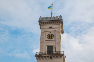 arka planda bulutlar ile lviv belediye kulesi kule gökyüzü