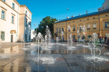 çeşme yakınındaki şehir meydanında oynayan çocuklar