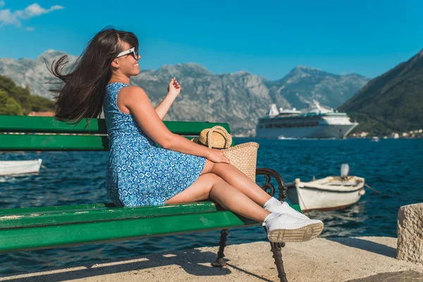 Schöne Frau auf Bank Meer und Berge im Hintergrund. Kreuzfahrtschiff — Stockfoto