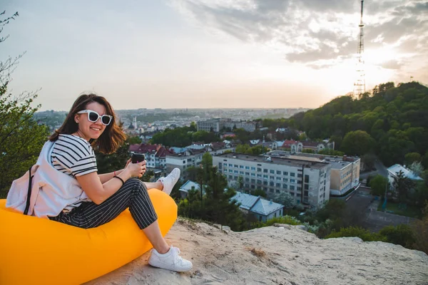 Woman drinking coffee with beautiful view of sunset over lviv city in ukraine — Stock Photo, Image