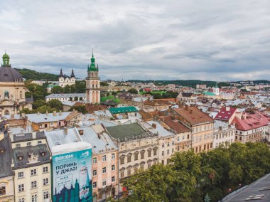 Lviv, Ukrayna - 4 Temmuz 2018: Kırmızı çatılı eski Avrupa kenti havadan görüntülendi