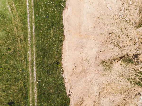 Vue aérienne du sable relié au champ vert . — Photo