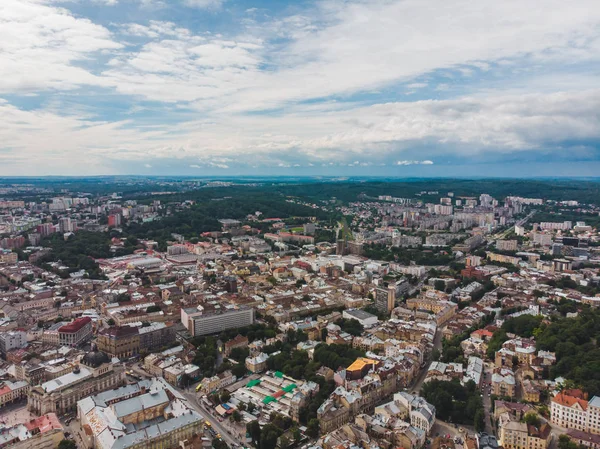 Flygvy gamla europeiska staden med röda tak — Stockfoto