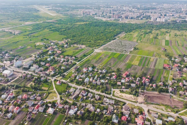 Аерофотозйомка полів з селом біля нього — стокове фото
