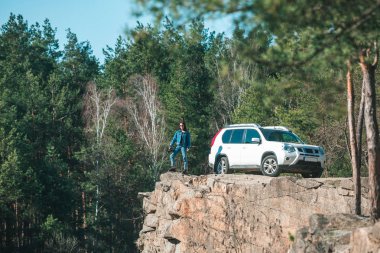 Rocky Cliff kamera ile genç güzel kadın