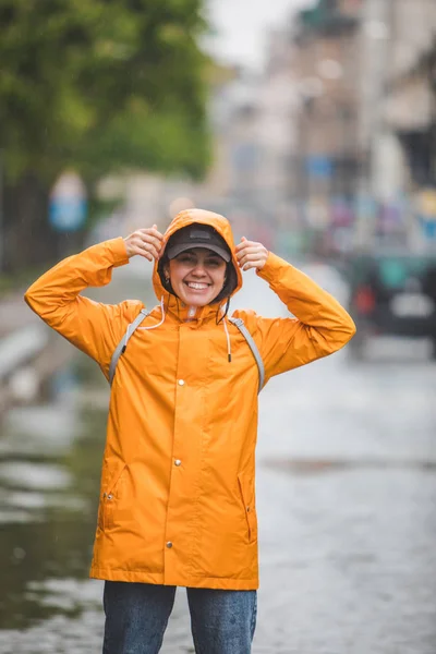 Joven bonita mujer sonriente retrato en impermeable con capucha — Foto de Stock