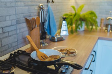 krep ile soba üzerinde tava